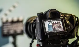 Lustrzanki nagrywają wideo? Tak, ale poznaj wady i zalety!