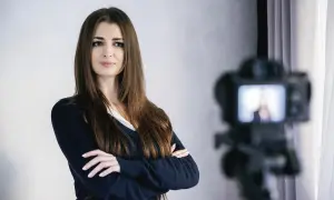 Profesjonalne zdjęcie do CV w domu? Prosty poradnik krok po kroku.