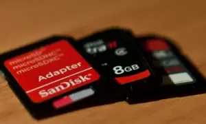 Jak bezpiecznie usuwać zdjęcia z karty pamięci? Poradnik krok po kroku