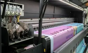 Druk fleksograficzny na folii: Kiedy wybrać? Poradnik eksperta