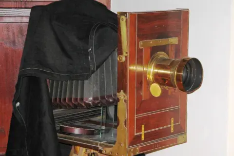 Kiedy wynaleziono aparat fotograficzny? Historia od camera obscura do cyfry