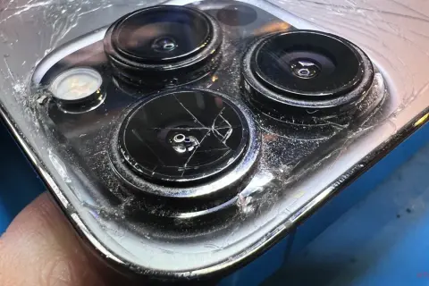 Pęknięte szkiełko aparatu iPhone: Naprawa DIY vs. Serwis (Koszty i Ryzyka)