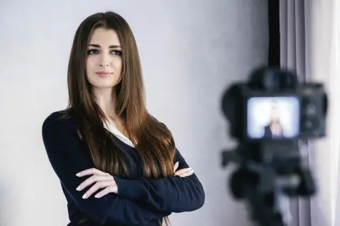 Profesjonalne zdjęcie do CV w domu? Prosty poradnik krok po kroku.