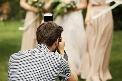 Koszty fotografa ślubnego: Jak wybrać i ile zapłacić? Poradnik