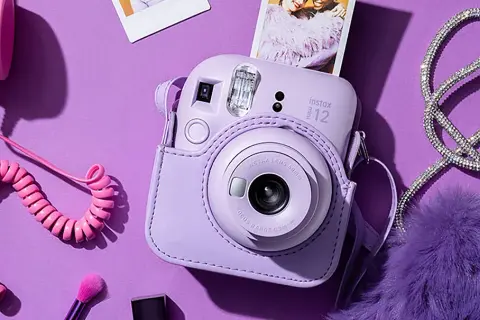 Aparat co drukuje zdjęcia: Wybierz idealny! Instax czy Polaroid?