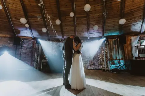 Fotograf czy kamerzysta na wesele? Jak podjąć najlepszą decyzję?