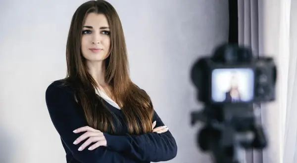 Profesjonalne zdjęcie do CV w domu? Prosty poradnik krok po kroku.