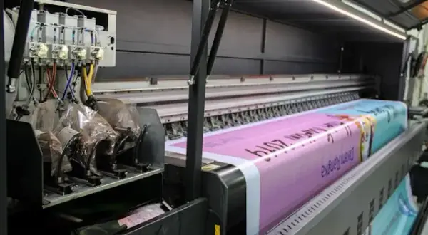 Druk fleksograficzny na folii: Kiedy wybrać? Poradnik eksperta