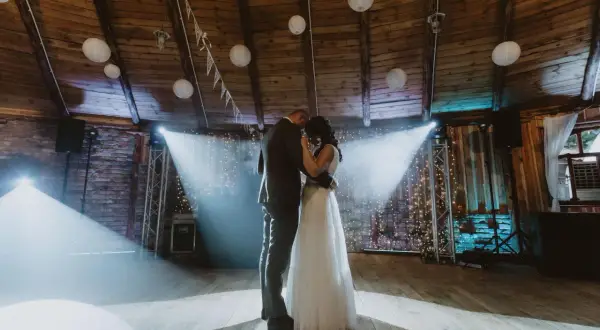 Fotograf czy kamerzysta na wesele? Jak podjąć najlepszą decyzję?