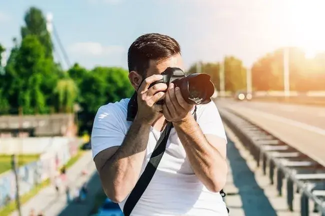 Czym zajmuje się fotograf? Od pasji do biznesu przewodnik eksperta