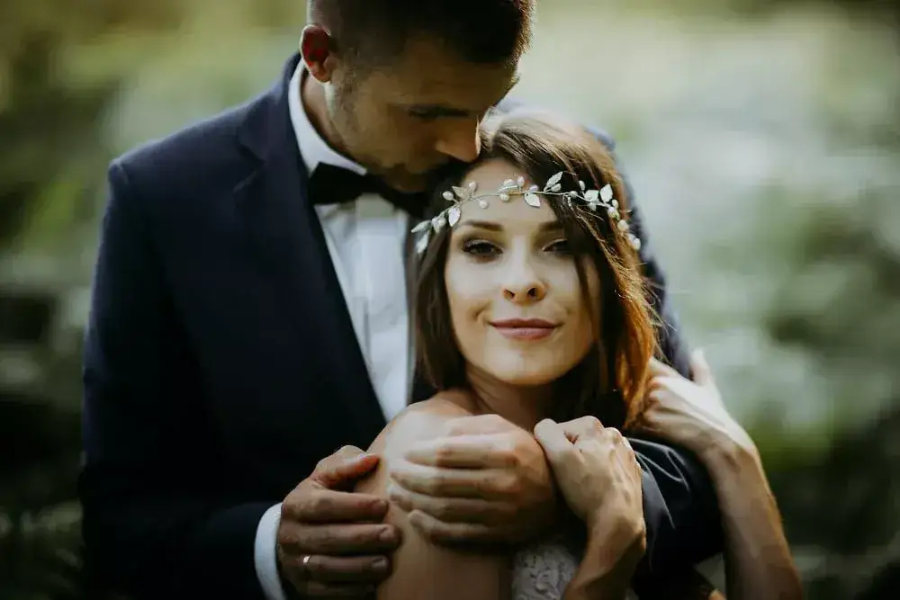 różne sposoby szukania fotografa ślubnego, laptop, telefon, targi