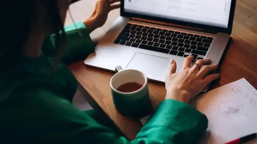 osoba pisząca recenzję na laptopie