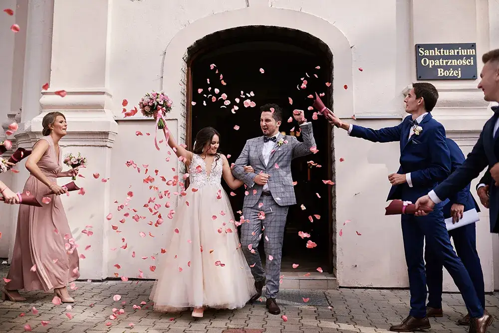 Para młoda przeglądająca portfolio fotografa ślubnego