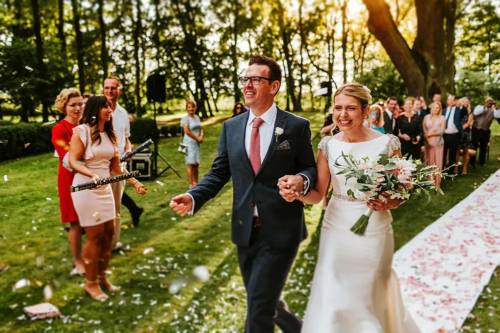 para młoda rozmawiająca z fotografem, notatki