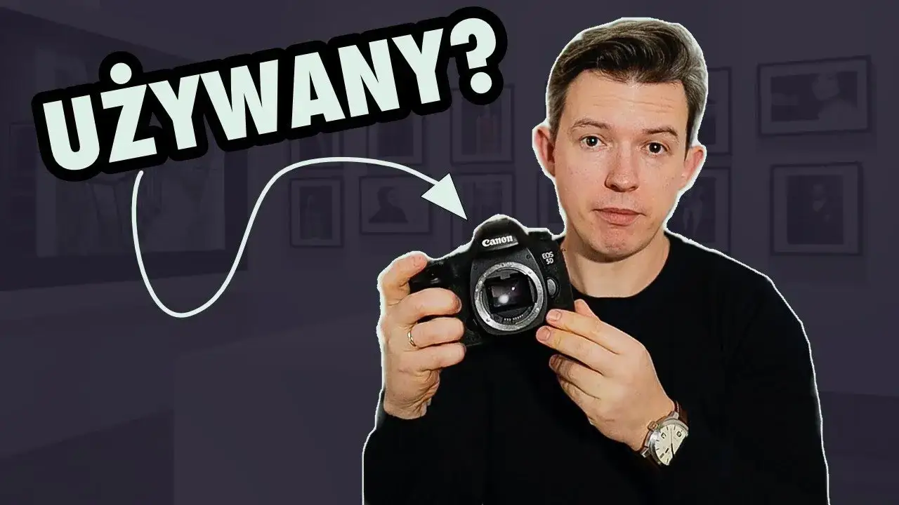 osoba sprawdzająca używany aparat fotograficzny przed zakupem