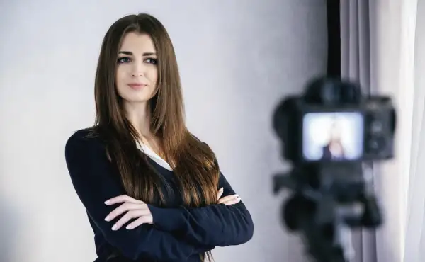 Profesjonalne zdjęcie do CV w domu? Prosty poradnik krok po kroku.