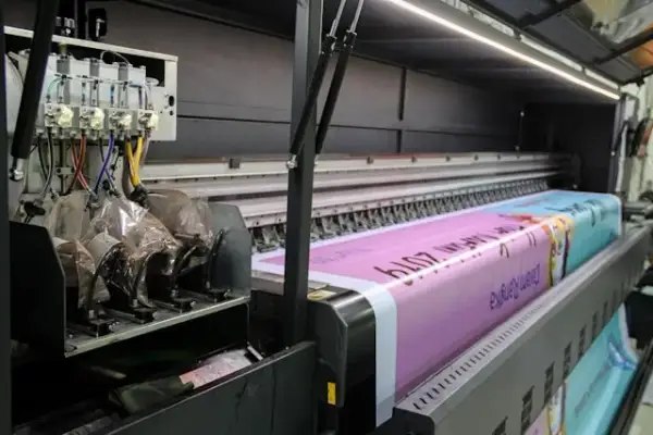 Druk fleksograficzny na folii: Kiedy wybrać? Poradnik eksperta